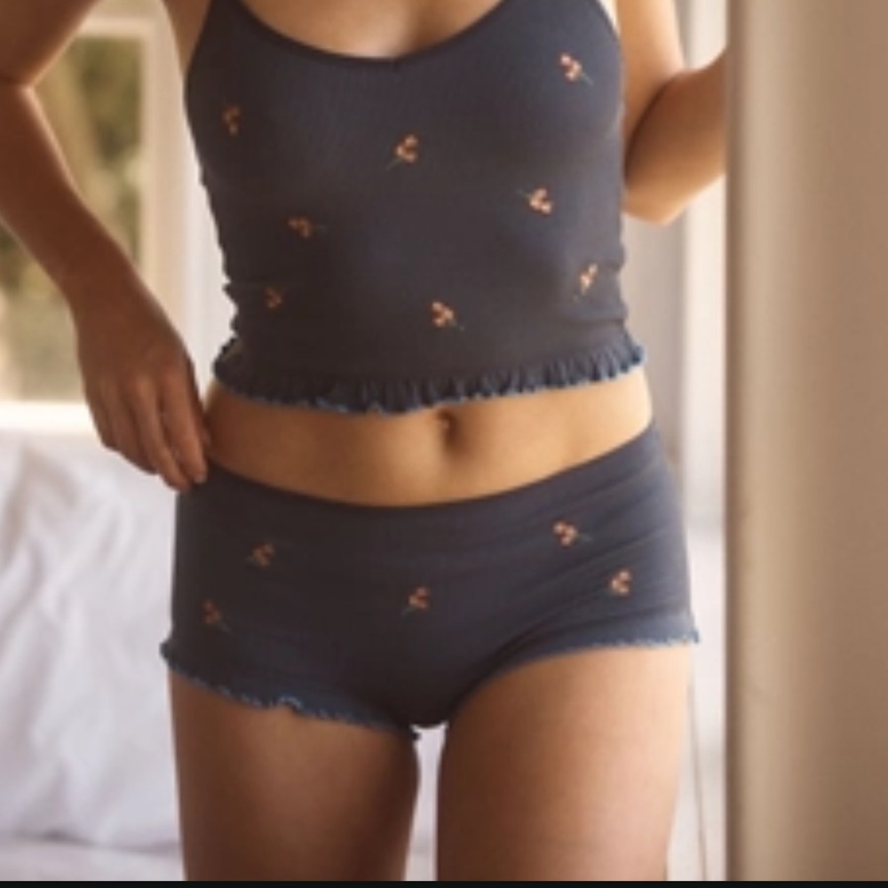 Anthropologie Embroidered Icon seamless shorts NWT L/XL